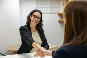 Poignée de main entre deux femmes professionnelles pour un partenariat axé sur un service SEO local.