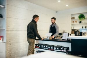 Client effectuant un achat dans une boutique locale, résultat d’une stratégie de visibilité locale efficace.