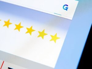 Un gros plan d'une note cinq étoiles mise en évidence sur une page d'avis Google.