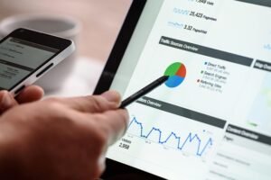Analyse SEO d'une erreur fiche Google sur écran avec graphique et données marketing