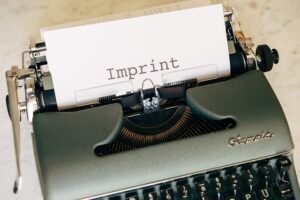 Machine à écrire tapant le mot Imprint lié à une erreur fiche Google sur un site web